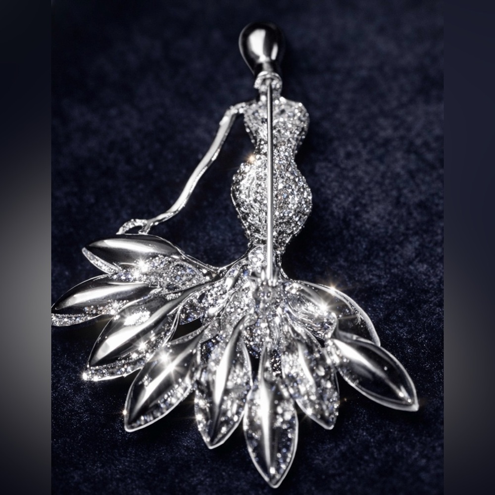 Elegant Silver Crystal Brooch - Picture 2 of 4
